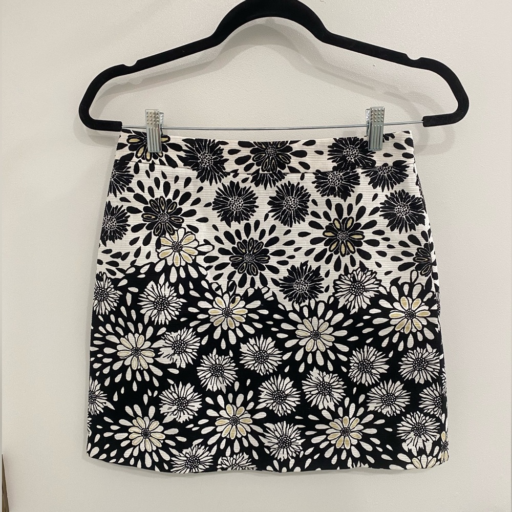 ZARA Black and White Floral Mini Skirt Size Small